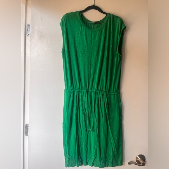 Banana Republic Dresses & Skirts - Banana Republic. Kelly green sleeveless tie waist dress with pockets.